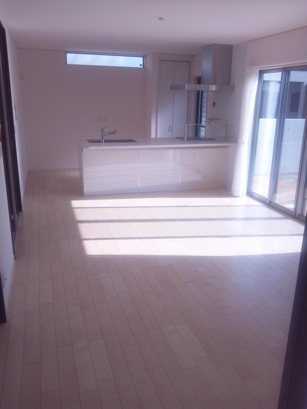 Living. Bright living room with large windows facing south, Plenty of airy!