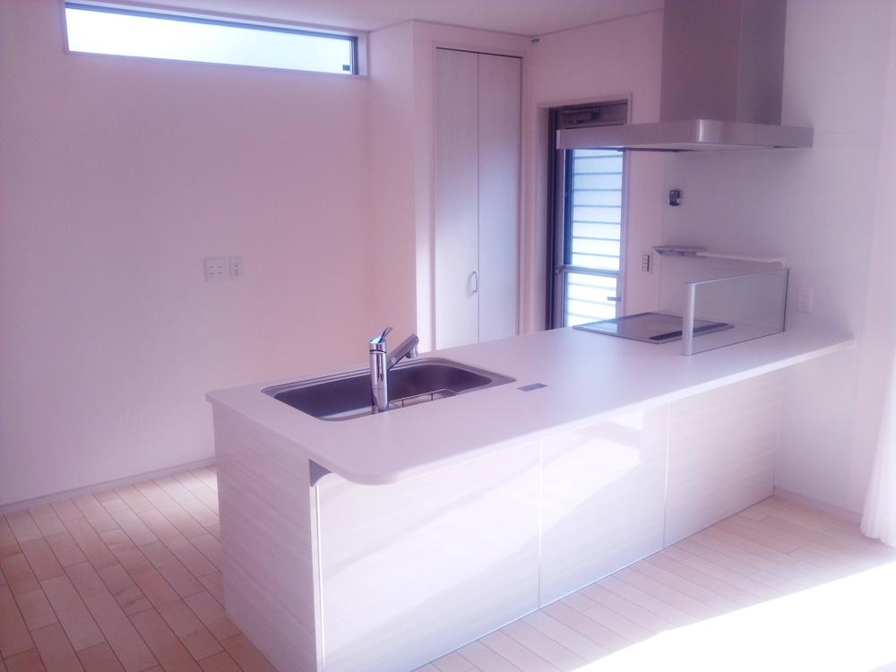 Kitchen. Adopted a stylish open kitchen. Full also bright and airy.