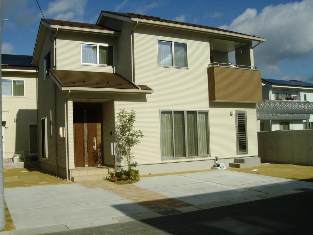 Local appearance photo. Yang per well at a south-facing residential land. Since the available parallel parking three or more is a visitor at the time also safe.