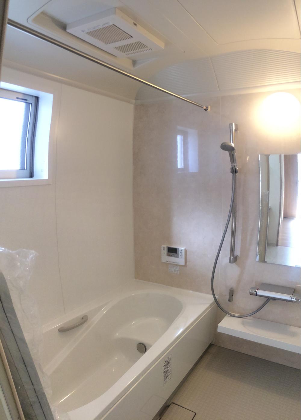 Bathroom. To widely put leisurely bath, Comforts such as bathroom heating. 