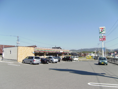 Convenience store. Seven-Eleven Higashi-Hiroshima Ekimae up (convenience store) 196m