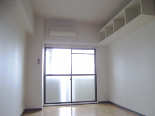 Living and room. Good location of the room facing the Boulevard Road (^ - ^)