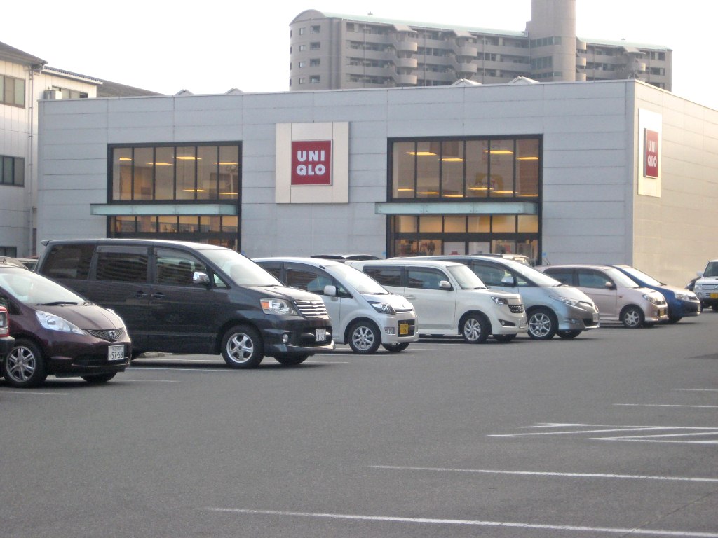 Shopping centre. 675m to UNIQLO Higashi-Hiroshima store (shopping center)