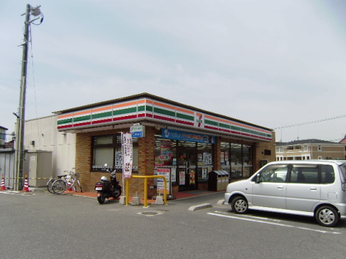 Convenience store. 818m to Seven-Eleven Higashi-Hiroshima Taguchi store (convenience store)