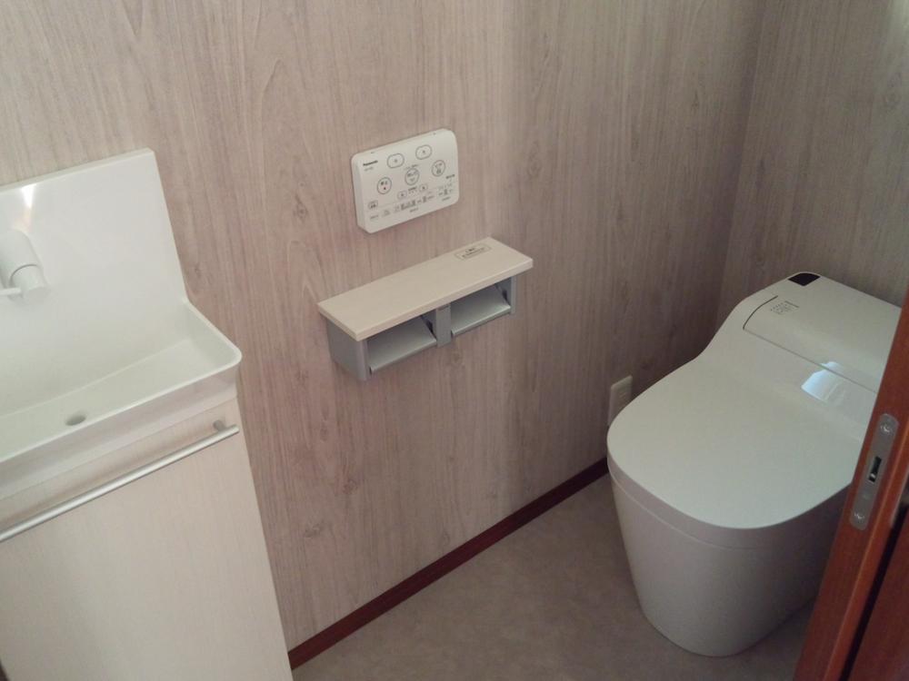 Toilet. Indoor (11 May 2013) Shooting