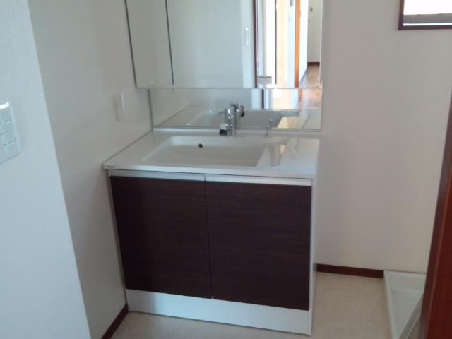 Wash basin, toilet. Indoor (11 May 2013) Shooting