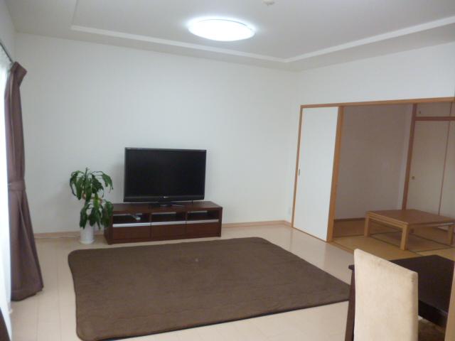 Living. In a large living, Since it has followed in the Japanese-style room, It becomes relax easy room. Please, Please look.
