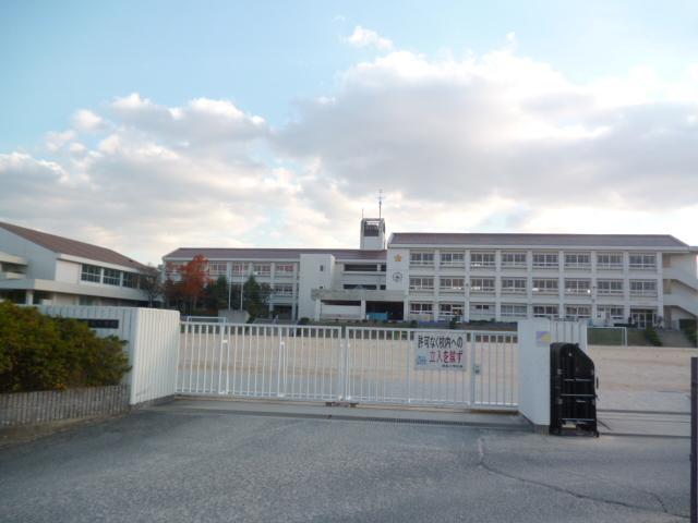 Primary school. Saijo Elementary School in the 422m slightly elevated location to elementary school.