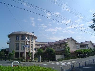 Primary school. 706m to Higashi-Hiroshima City Santsujo elementary school (elementary school)