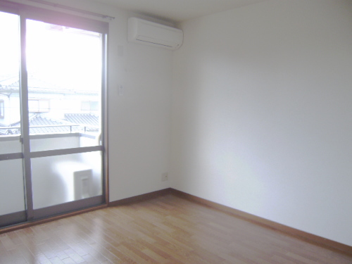 Living and room. Ventilation with large windows also Rakurakura