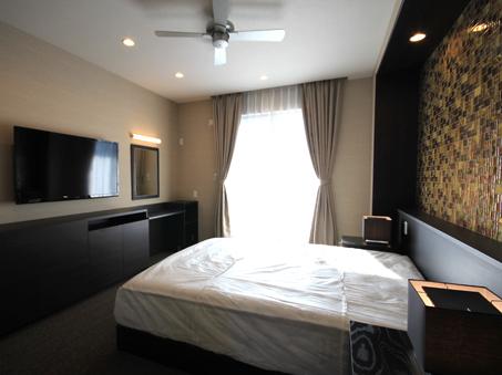 The main bedroom of the atmosphere, such as a luxury hotel room. Equipped with with a mirror of the counter; perfect for a 50-inch TV & amp to the movies