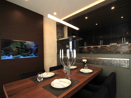 The video interior of virtual tropical fish aquarium color to enrich the life that was installed on the wall of the dining