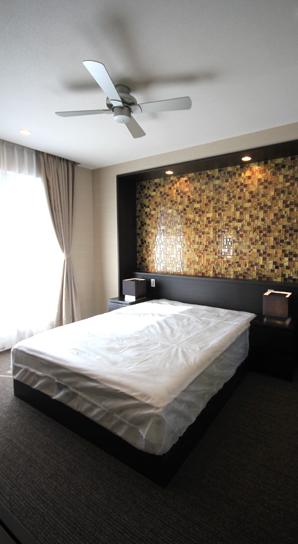 Providing a lighting on both sides of the bed, The main bedroom which has been subjected to elegant decor accents. Enjoy a relaxing couple time