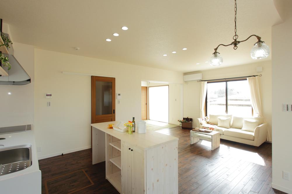 Model house photo.  [21-4] Living from the kitchen