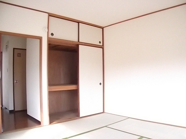 Living and room. Japanese-style room is located 8 pledge ☆