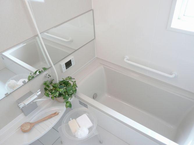 Bathroom. This is a system bathroom with a large mirror. Flow line from the kitchen is also a compact housework music bus.