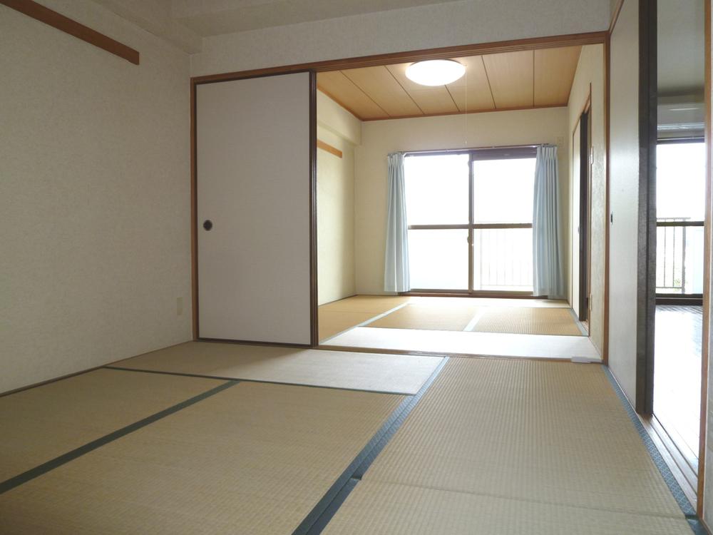 Non-living room. Japanese-style room is Tsuzukiai