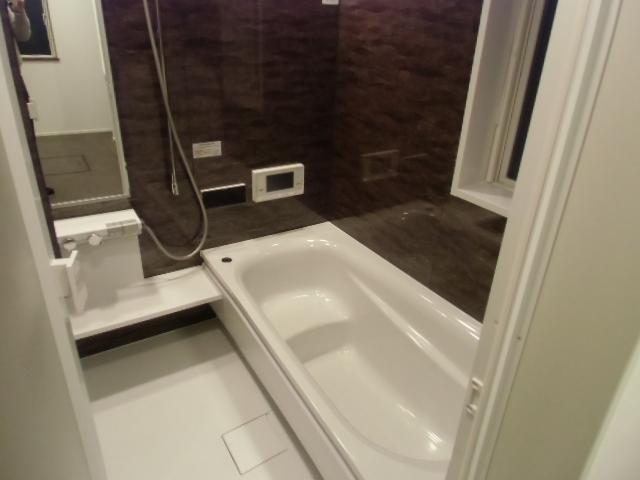 Bathroom. TOTO is the product. The floor of the washing place is, Has become a soft floor, such as the very pleasant tatami is the soles of the feet. 