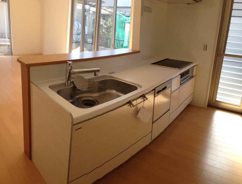 Kitchen. Very convenient all-slide housed in and out of things. Dishwasher ・ With IH cooking heater. 
