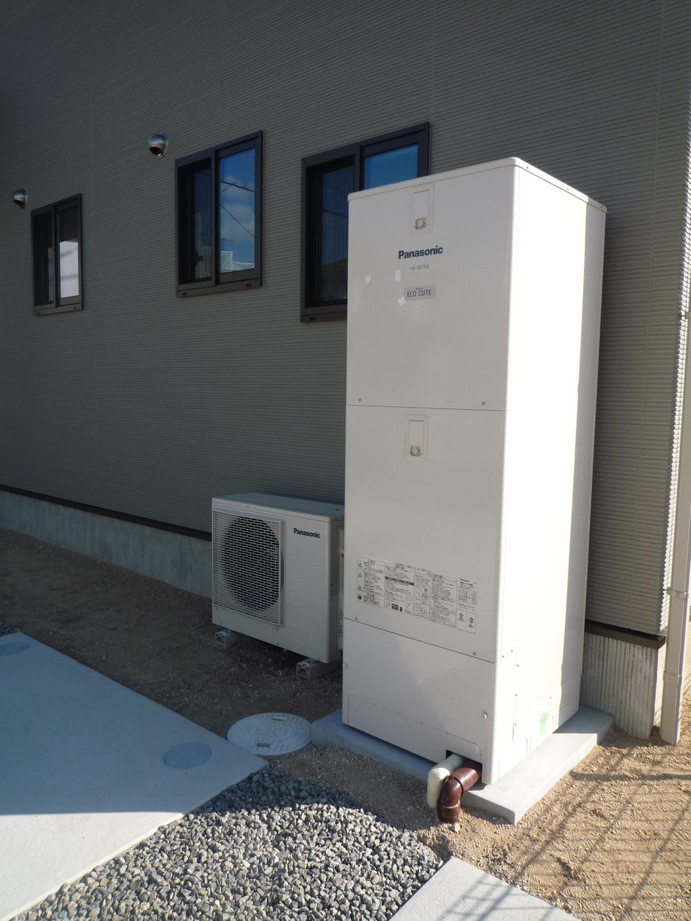 Power generation ・ Hot water equipment. Cute of hot water supply equipment is a Panasonic full auto 370L specification. Significantly reduce the hot water supply costs and take advantage of the late-night power! 