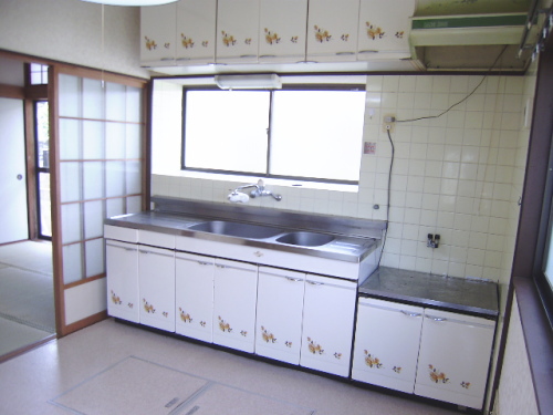 Kitchen. With hot water supply!