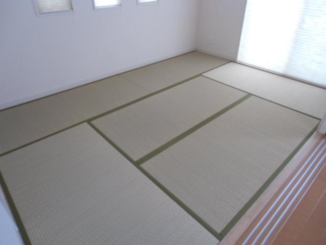 Non-living room. It is airy floor plan of living and Tsuzukiai. 