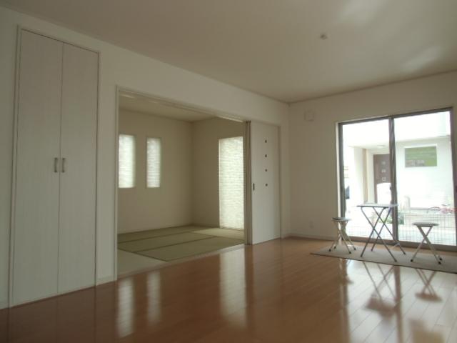Living. If open a Japanese-style room, It is living that can be used as a strikingly wide space. 