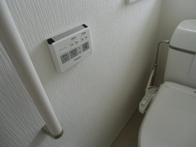 Toilet. On the wall side it is equipped with a remote control operation. 