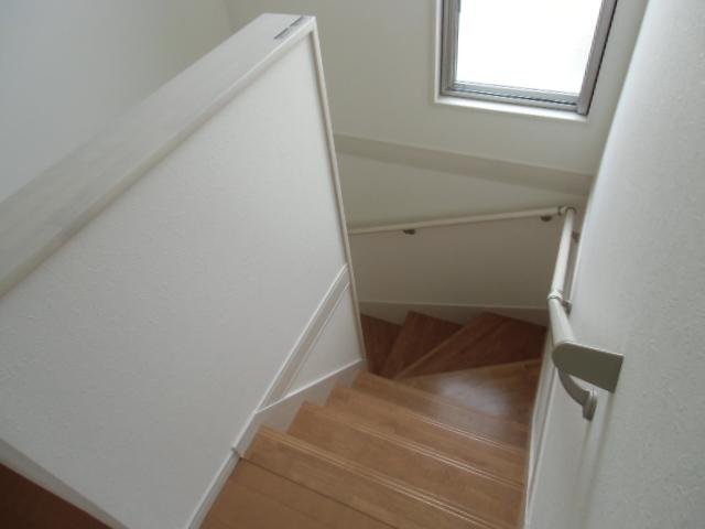 Other introspection. There is a window for lighting, Stairs part is also bright and comfortable. 