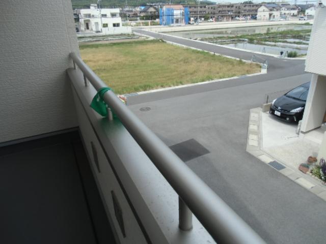 View photos from the dwelling unit. School and return home of children you can see from the balcony. 