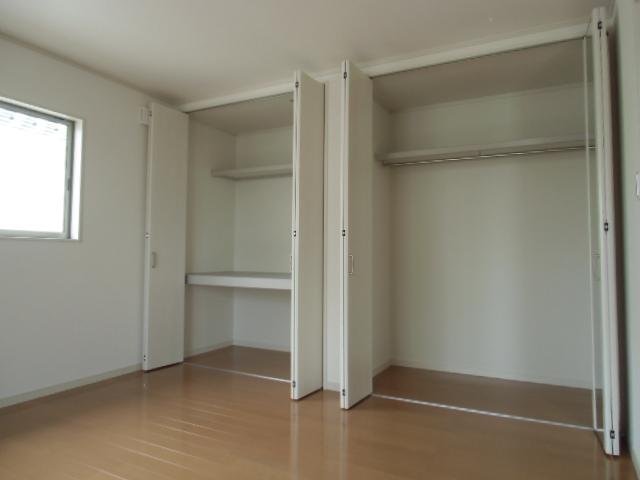 Non-living room. Storage space of large capacity. It is also safe in one with a lot of luggage. 