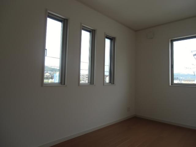 Non-living room. Excellent Western-style part in lighting. Also spend a cool summer airy. 