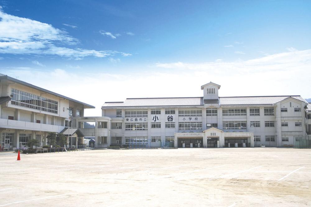 Primary school. Higashi-Hiroshima Municipal Otari elementary school walk about 11 minutes. A lot of elementary school students from our park has to school population. 