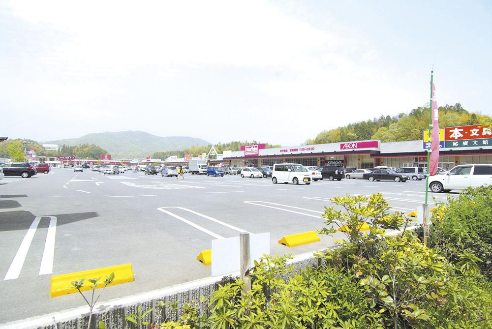 Shopping centre. Just nine minutes in the 6680m car until ion Takaya shopping center. In addition to the super, Nishimatsuya and drugstores, Home improvement, etc., It is equipped with a variety of shops. 