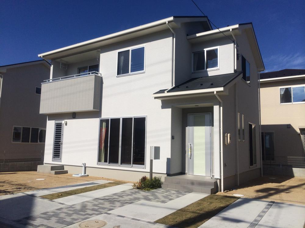 Local appearance photo. Good per sun facing south. Three parallel parking in the spacious garden space