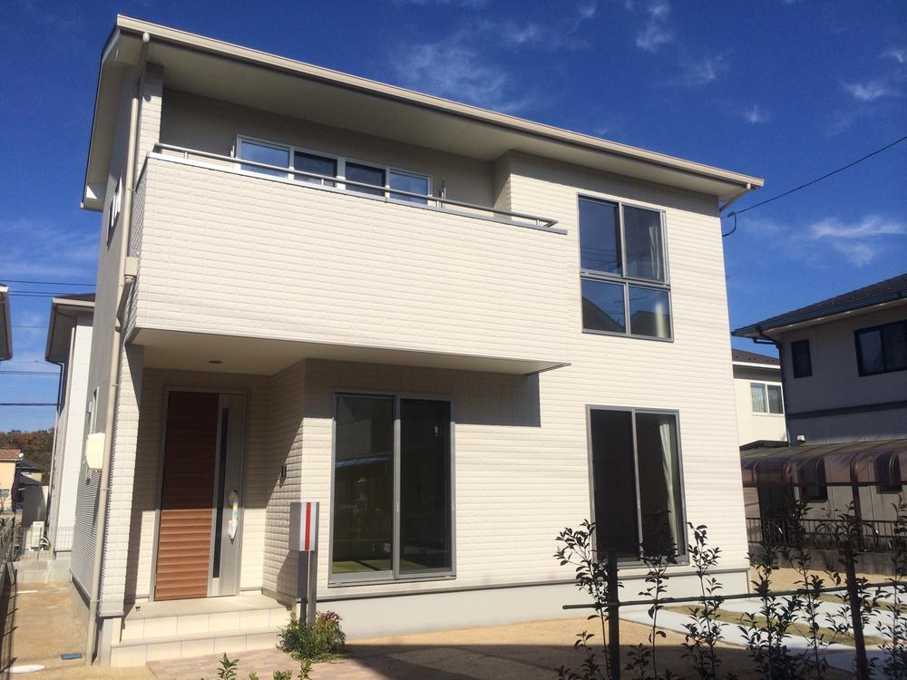 Local appearance photo. Good per sun facing south. Three parallel parking + spacious garden space