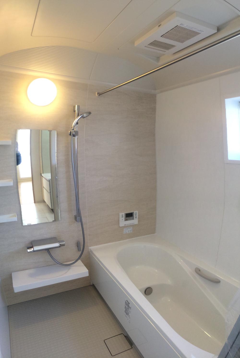 Bathroom.  [11-15]  The spacious bathroom of the dome ceiling, Bathroom Dryer, Enhanced functions, such as Samobasu. 