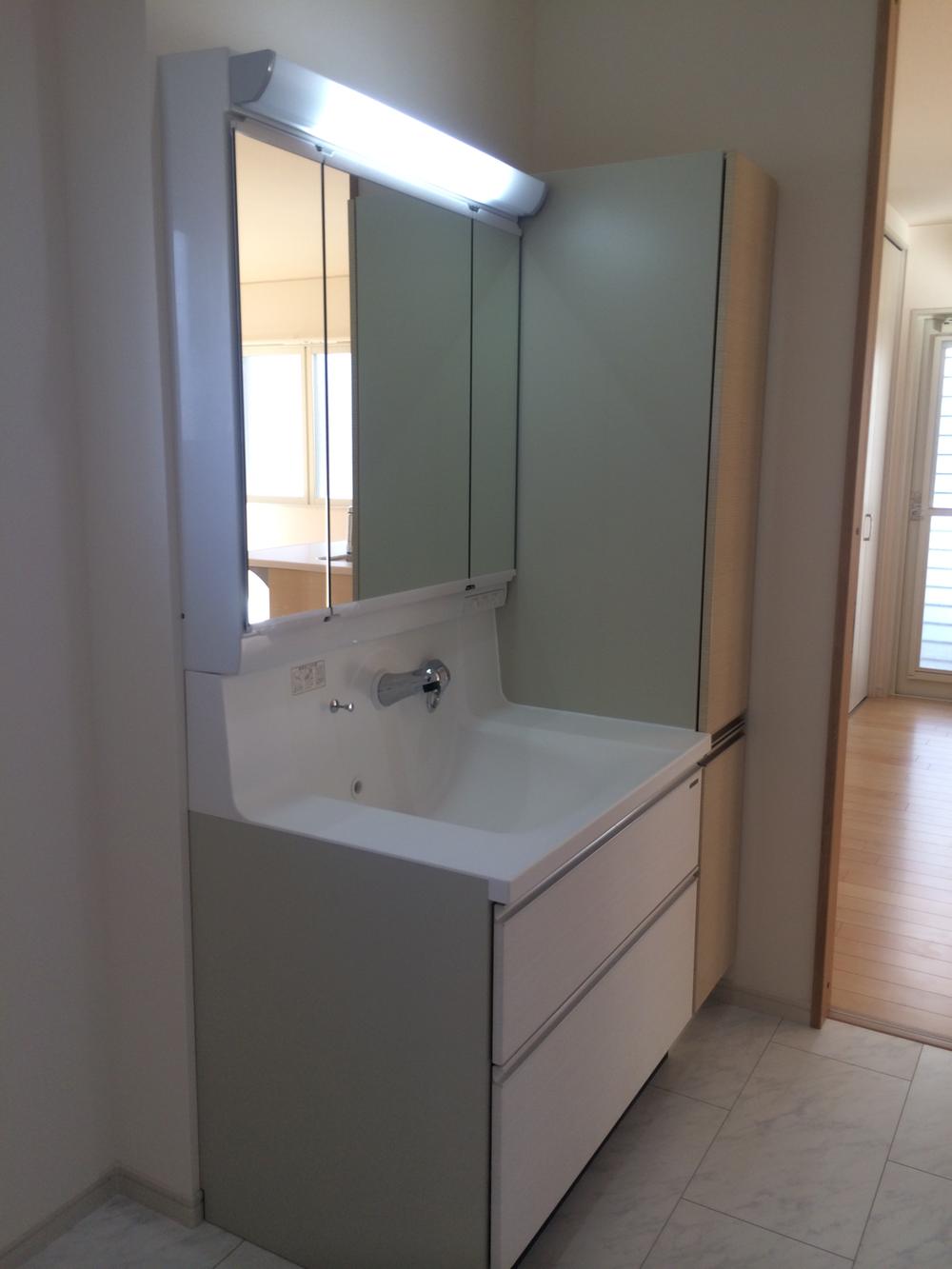 Wash basin, toilet.  [11-15]  Wide vanity width 90cm, It is also possible to use two people at the same time. With a convenient side cabinets for storage, such as a towel next to