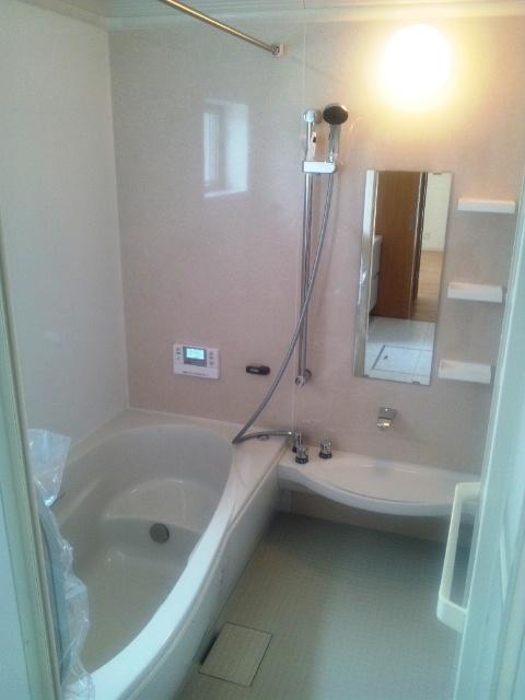 Bathroom. With bathroom drying heater. Very active in the clothing of the dry and bathing before the heating. 