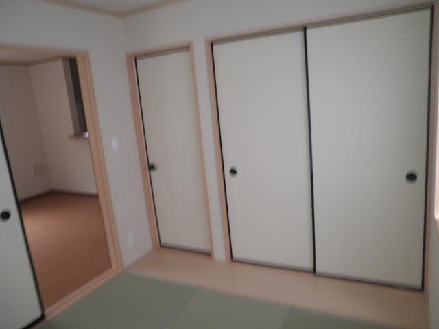 Other introspection. Slowly relaxing Japanese-style room! 