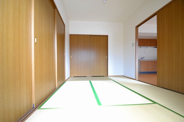 Living and room. It will be Japanese-style room. Tatami There are six.