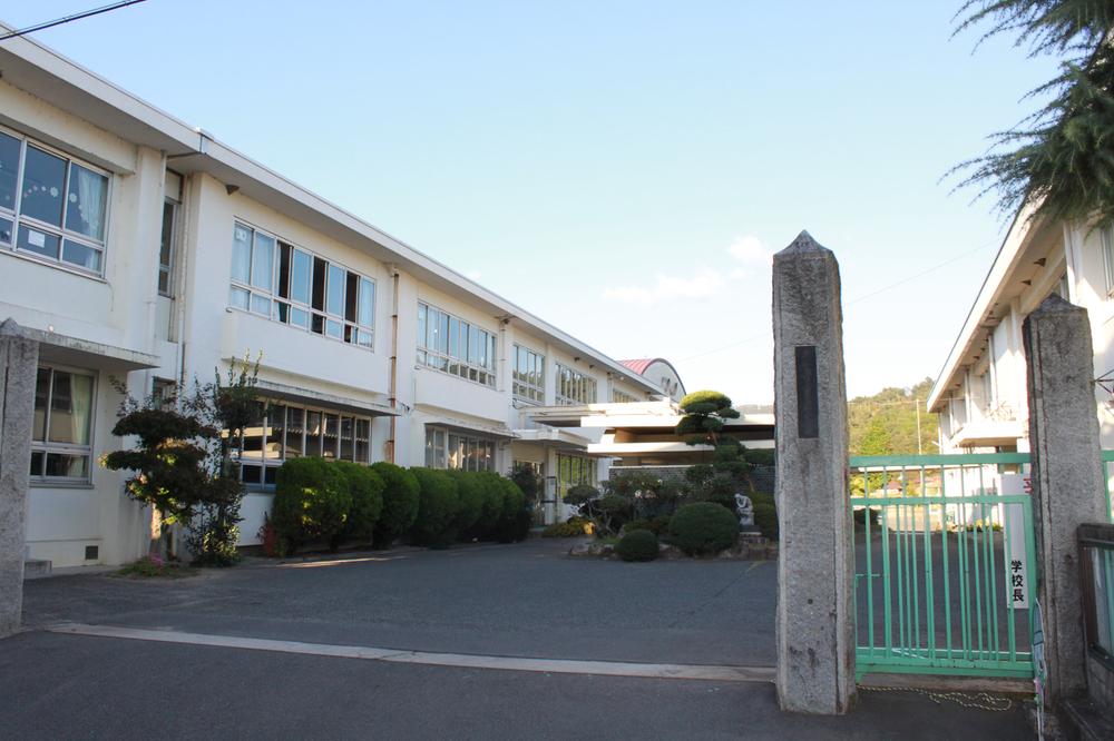 Primary school. 428m to Higashi-Hiroshima City Tatsuhigashi Shiwa Elementary School