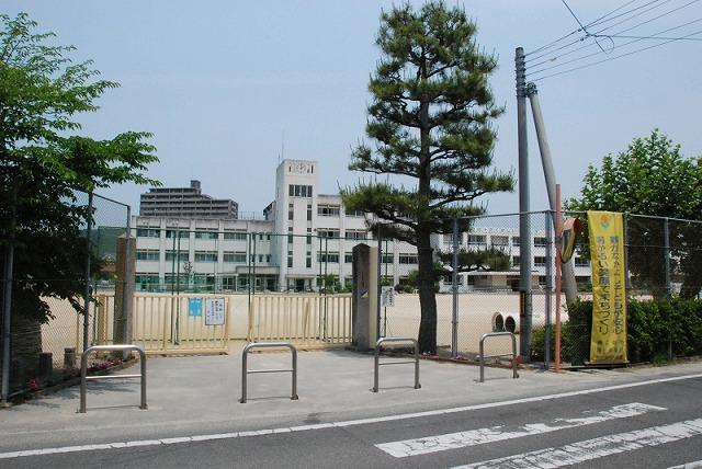 Primary school. Teranishi to elementary school 750m