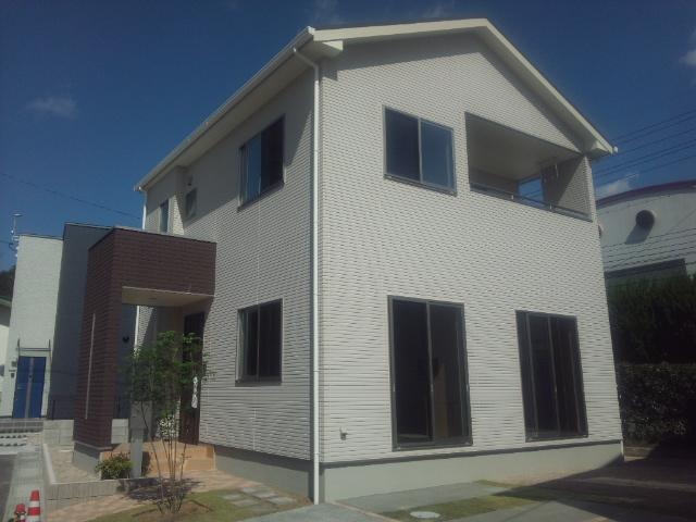 Local appearance photo. Yang per in all room two sides lighting ・ Airy is a good home.