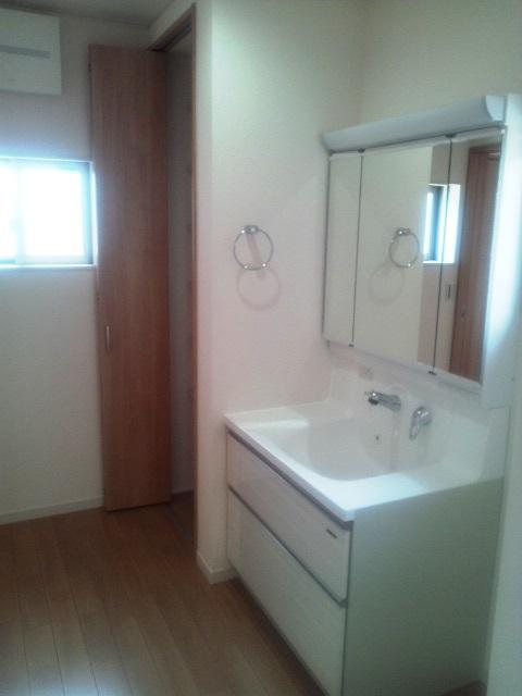 Wash basin, toilet. Established the excellent storage capacity of the storage compartment. Spacious 3 Pledge of space of the room.