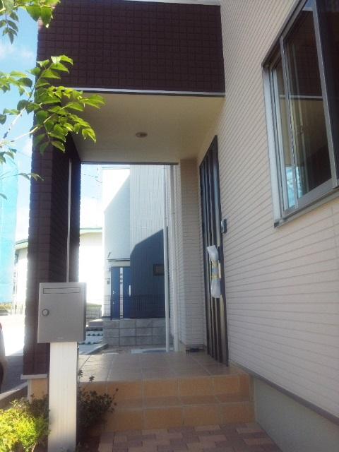 Entrance. Privacy resistance is high, Difficult to private porch also wet in the rain