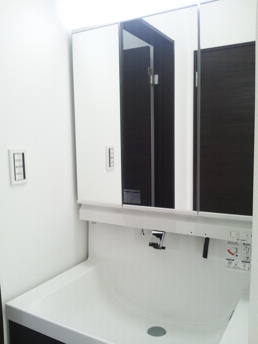 Other Equipment. Three-sided mirror