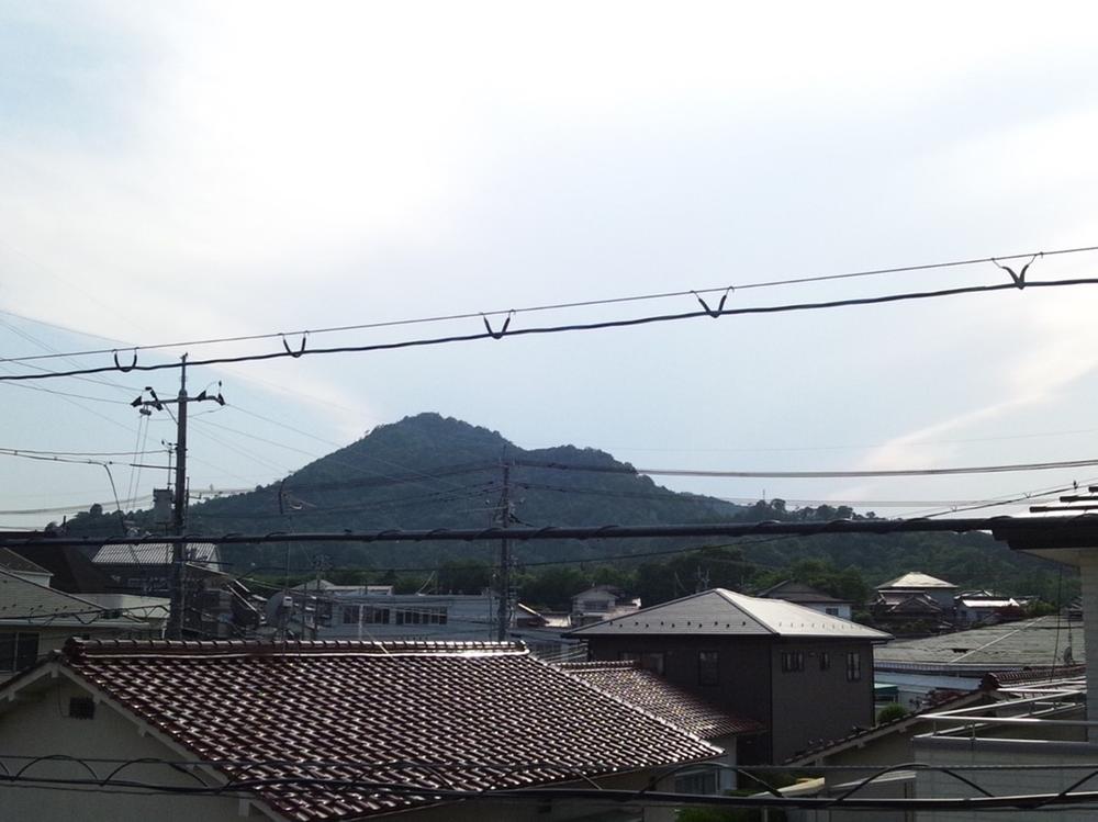 View photos from the dwelling unit. In a large balcony, Please spend a good time to look back and have a good time ... the mountains will change depending on the season. 