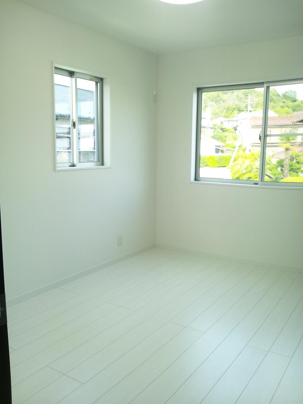 Non-living room. Although the second floor of the Western-style facing the northeast, I always felt bright. 