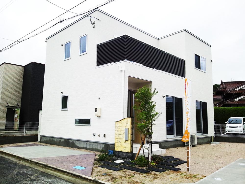 Local appearance photo. White tones, The house that uses a dark brown to accent, It is the house of the calm atmosphere. 